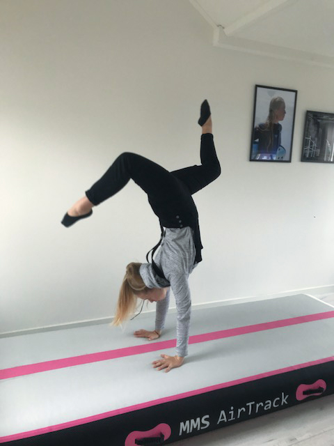 Handstand op Airtrack MMS roze Handstand op Airtrack MMS roze